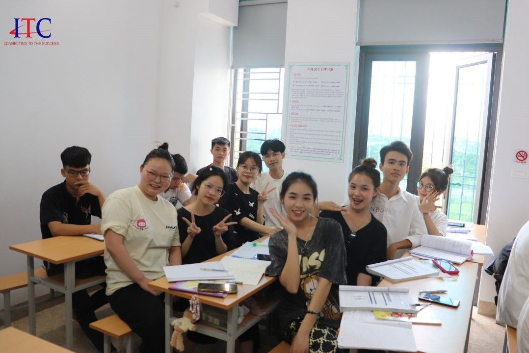 Lan Anh vui vẻ cùng các bạn trong tiết học thực hành tại Trung tâm tư vấn du học ITC