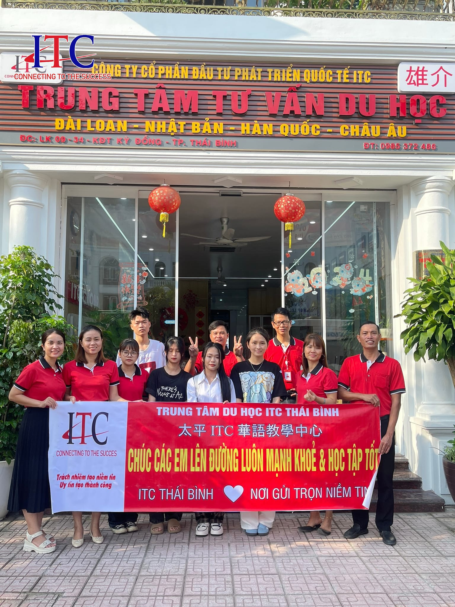Thầy cô tại ITC chúc mừng Hạnh và Ly sang Đài Loan học tập gặt hái được nhiều thành công và sức khỏe