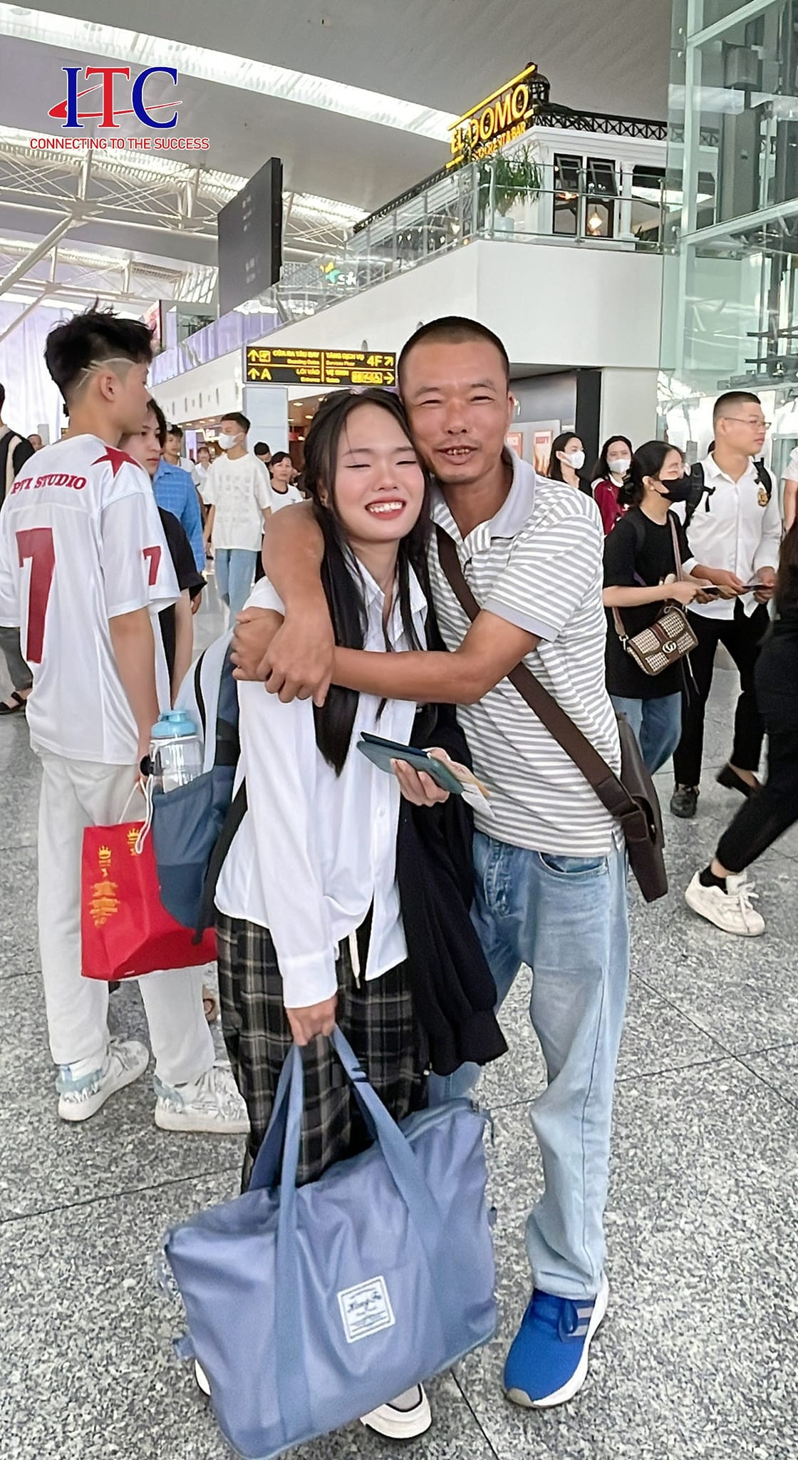 Bố Cẩm Ly trong khoảnh khắc vui vẻ, hạnh phúc khi giấc mơ của con gái trở thành hiện thật