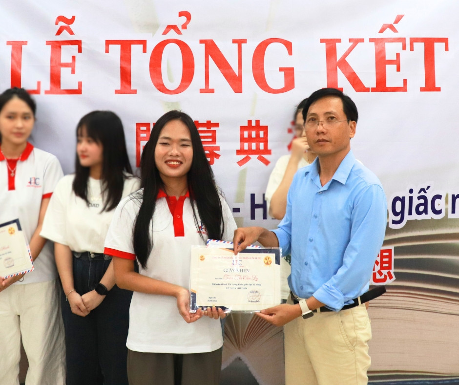 Cam Ly nhan bang khen trung tam tu van du học itc
