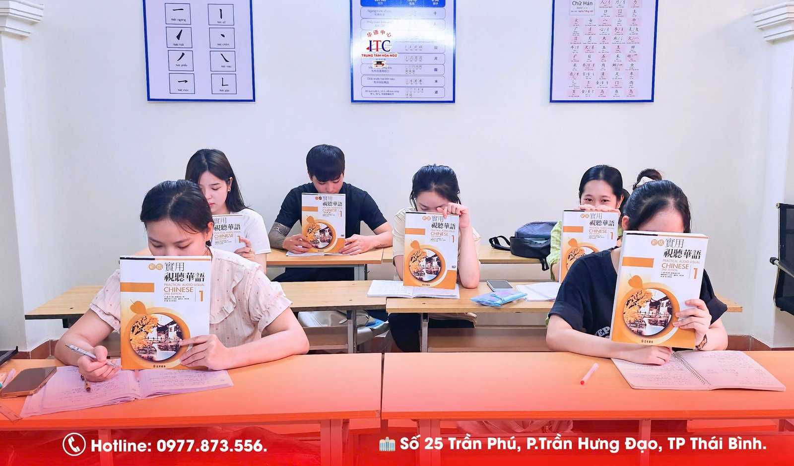 Học viên ôn luyện chăm chỉ